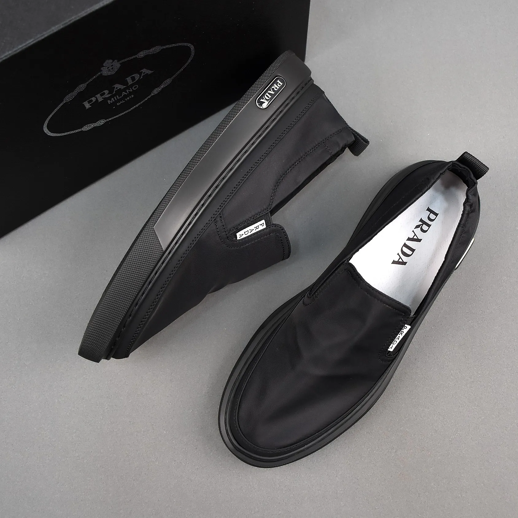 PP380❣️❣️❣️Prada breathable cloth shoes, the upper is made of comfortable and breathable fabric, and the ultra-light soft foam outsole. Men's size 39-44.
